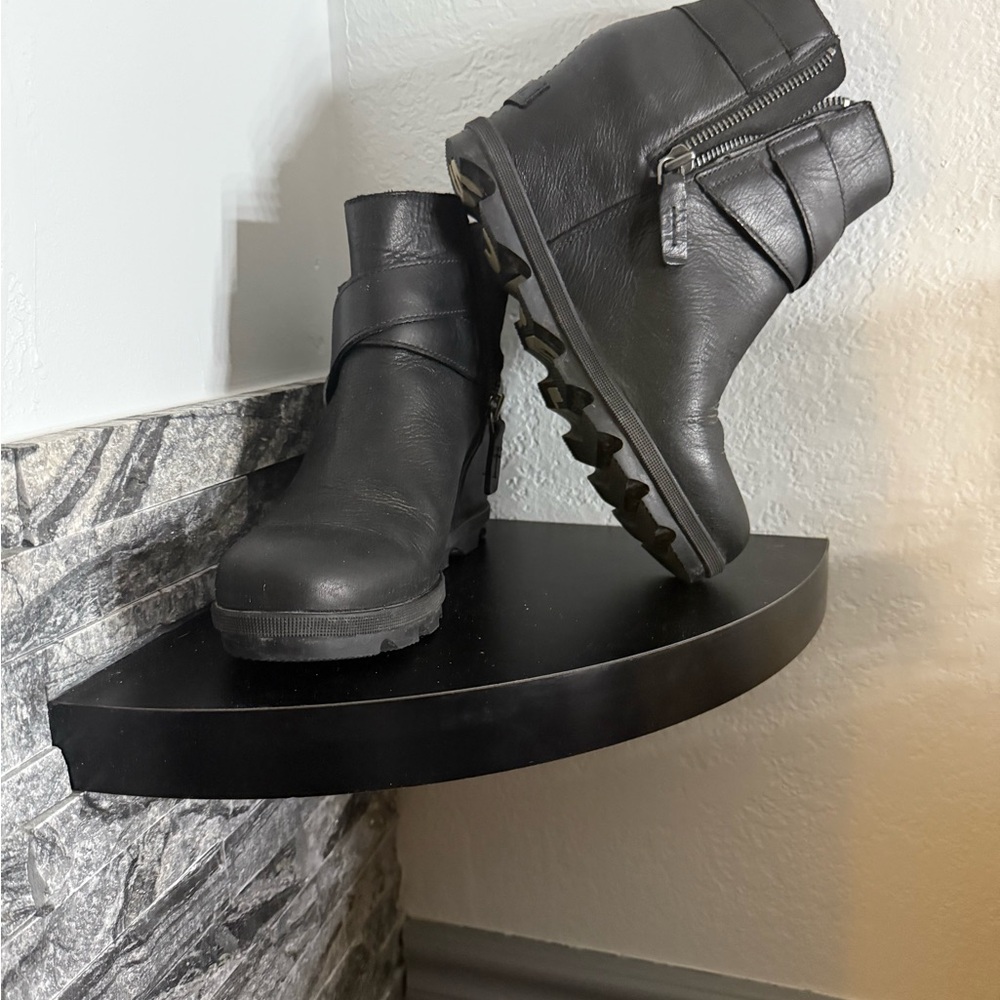 Sorel Joan of Arctic Wedge II Black Leather Ankle Bootie with Buckle - Picture 2 of 4